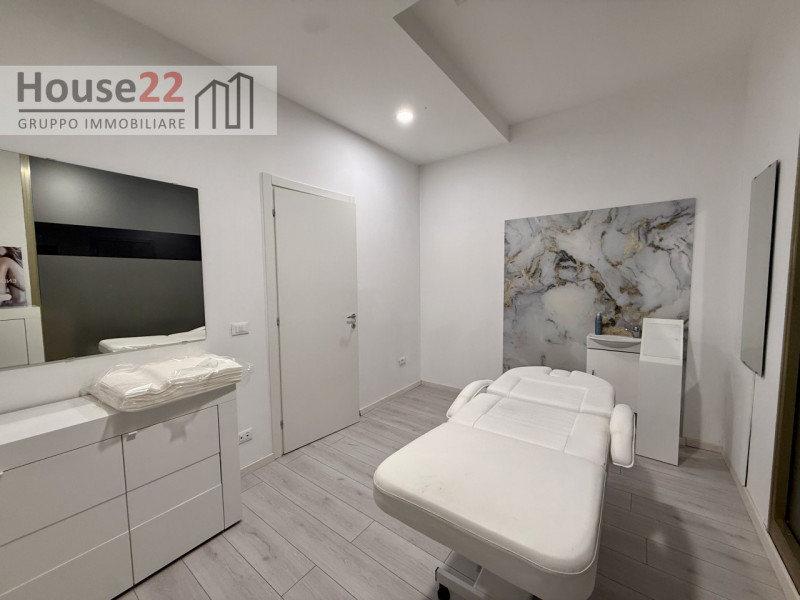 LAGO DI GARDA (BRESCIA). In zona di forte passaggio proponiamo in vendita ATTIVITA' COMMERCIALE a...