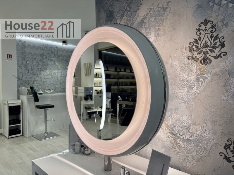 LAGO DI GARDA (BRESCIA). In zona di forte passaggio proponiamo in vendita ATTIVITA' COMMERCIALE a...