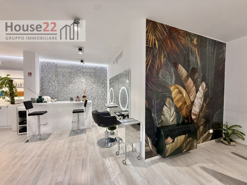 LAGO DI GARDA (BRESCIA). In zona di forte passaggio proponiamo in vendita ATTIVITA' COMMERCIALE a...