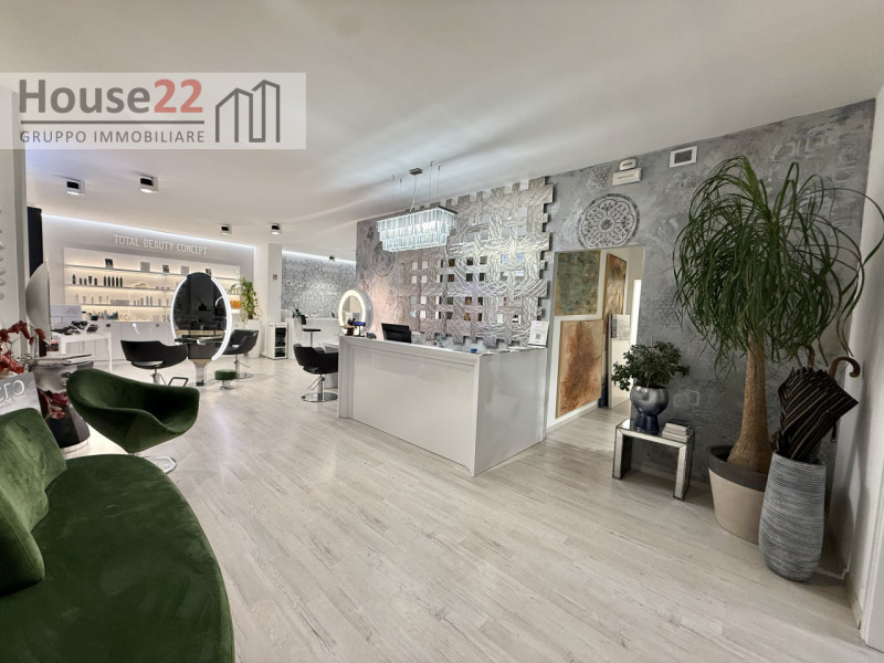 LAGO DI GARDA (BRESCIA). In zona di forte passaggio proponiamo in vendita ATTIVITA' COMMERCIALE a...