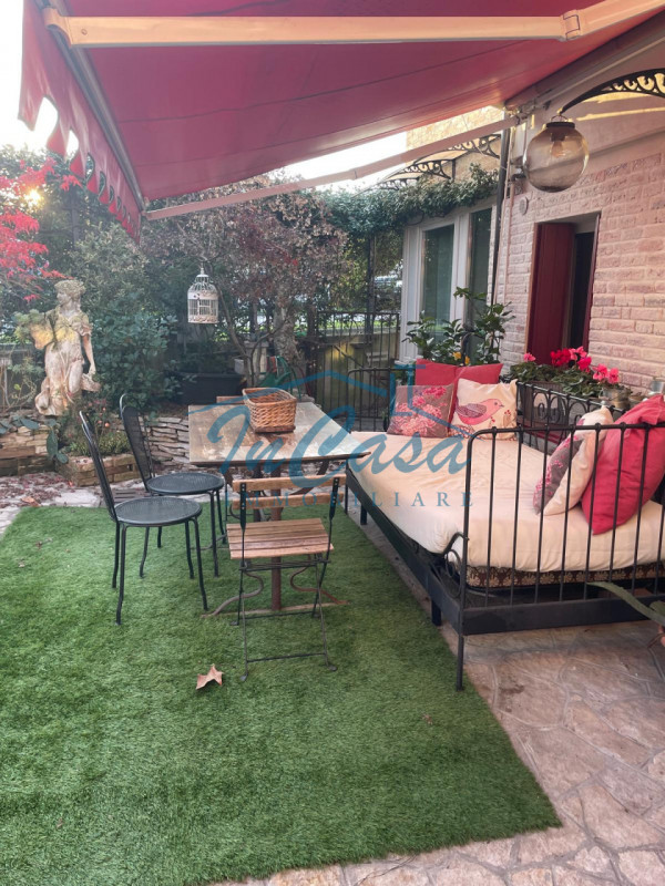 Scoprite questa fantastica porzione bifamiliare ristrutturata con cura e attenzione ai dettagli, ...