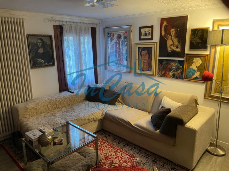 Scoprite questa fantastica porzione bifamiliare ristrutturata con cura e attenzione ai dettagli, ...