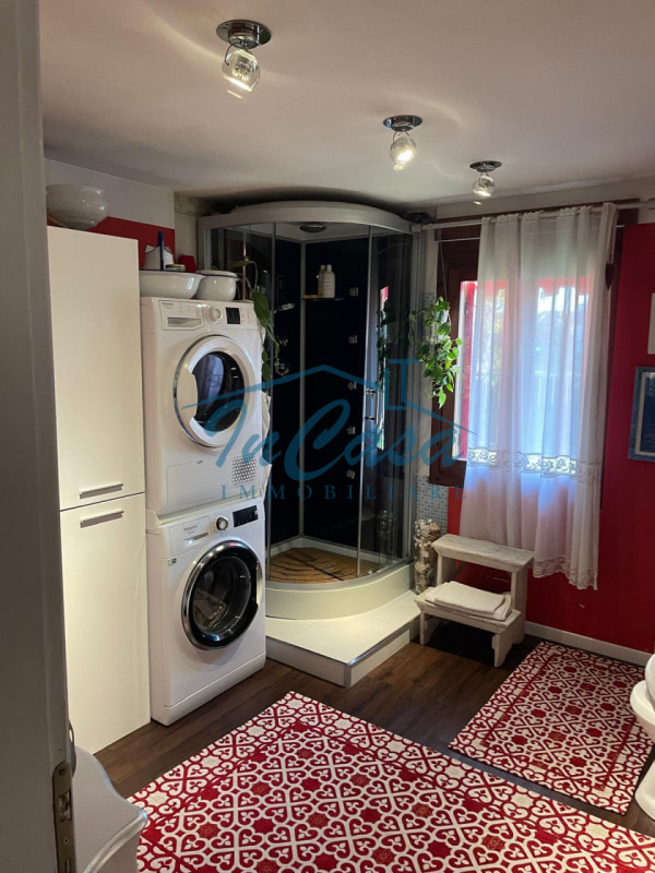 Scoprite questa fantastica porzione bifamiliare ristrutturata con cura e attenzione ai dettagli, ...