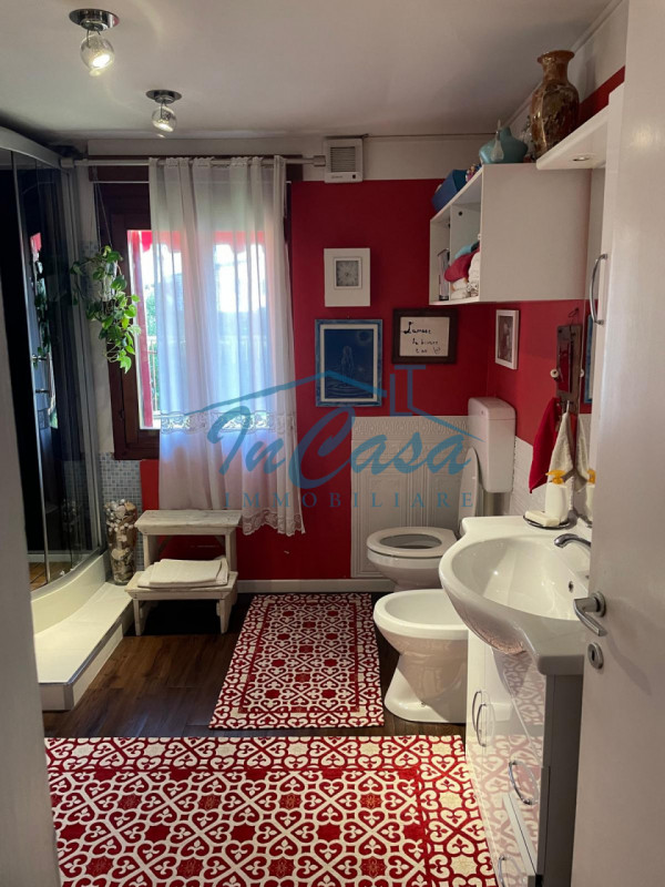 Scoprite questa fantastica porzione bifamiliare ristrutturata con cura e attenzione ai dettagli, ...