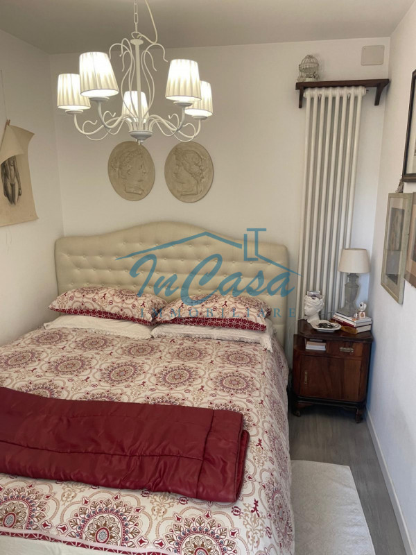 Scoprite questa fantastica porzione bifamiliare ristrutturata con cura e attenzione ai dettagli, ...