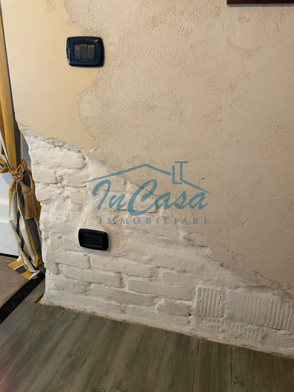 Scoprite questa fantastica porzione bifamiliare ristrutturata con cura e attenzione ai dettagli, ...