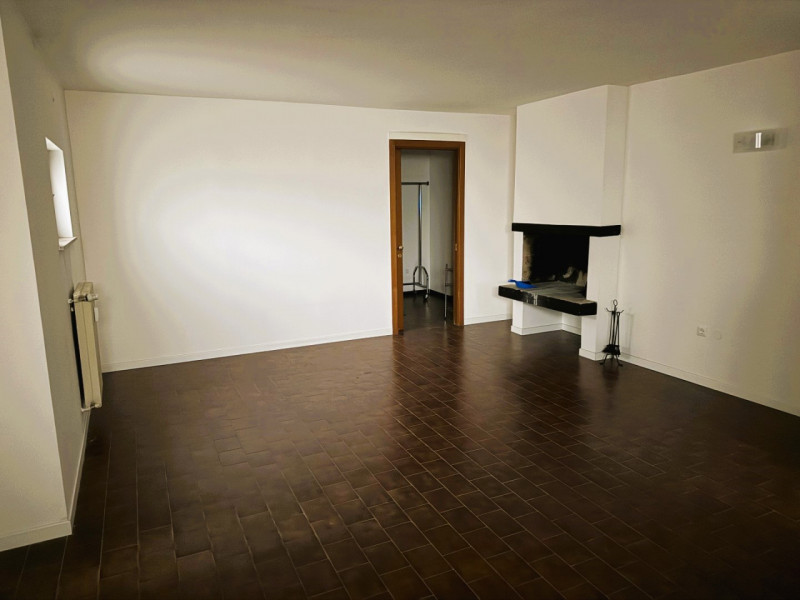 TRICAMERE RISTRUTTURATO CON TERRAZZO, TAVERNA E GARAGE DOPPIO. EURO 1300 MENSILI CANONE AGEVOLATO...