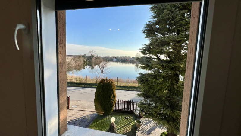 Disponibile in affitto bifamiliare disposta in orizzontale su un unico livello, al piano primo e ...