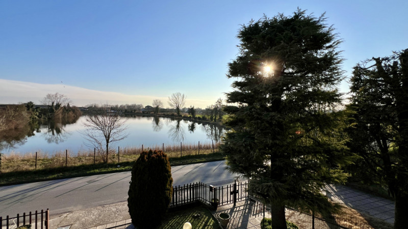 Disponibile in affitto bifamiliare disposta in orizzontale su un unico livello, al piano primo e ...