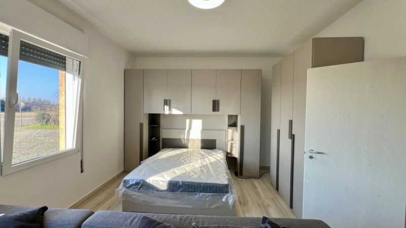 Disponibile in affitto bifamiliare disposta in orizzontale su un unico livello, al piano primo e ...