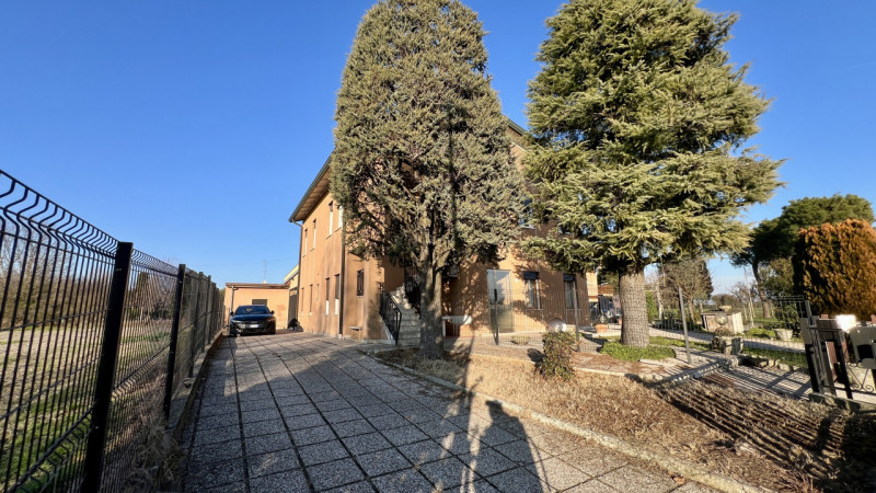 Disponibile in affitto bifamiliare disposta in orizzontale su un unico livello, al piano primo e ...