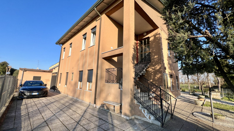 Disponibile in affitto bifamiliare disposta in orizzontale su un unico livello, al piano primo e ...