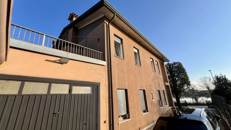 Disponibile in affitto bifamiliare disposta in orizzontale su un unico livello, al piano primo e ...