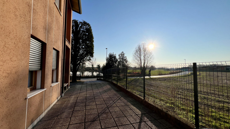 Disponibile in affitto bifamiliare disposta in orizzontale su un unico livello, al piano primo e ...