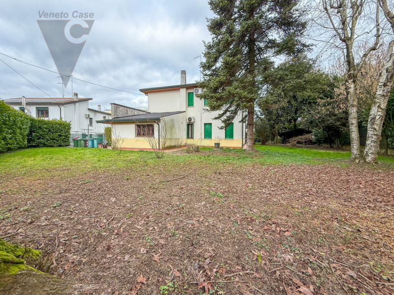 VIGONZA CENTRO - SINGOLA CON AMPIE METRATURE
Proponiamo in vendita ampia casa singola di circa 30...