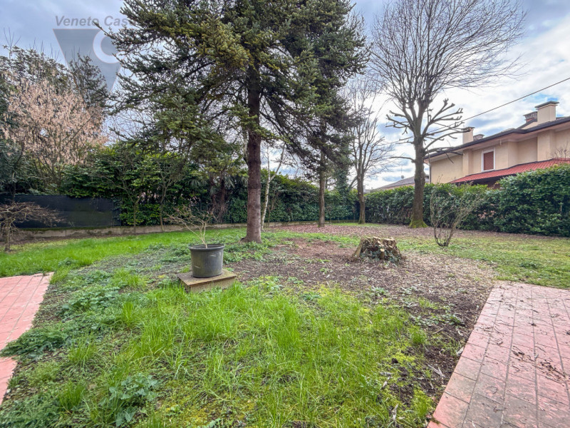 VIGONZA CENTRO - SINGOLA CON AMPIE METRATURE
Proponiamo in vendita ampia casa singola di circa 30...