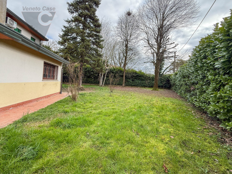 VIGONZA CENTRO - SINGOLA CON AMPIE METRATURE
Proponiamo in vendita ampia casa singola di circa 30...