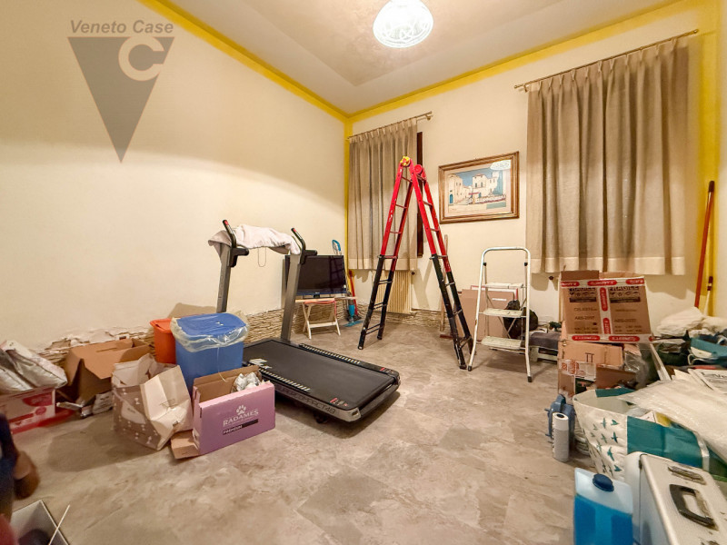 VIGONZA CENTRO - SINGOLA CON AMPIE METRATURE
Proponiamo in vendita ampia casa singola di circa 30...