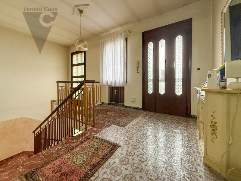 VIGONZA CENTRO - SINGOLA CON AMPIE METRATURE
Proponiamo in vendita ampia casa singola di circa 30...