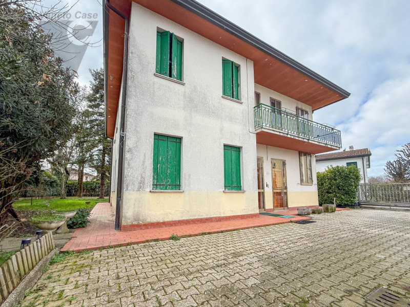 VIGONZA CENTRO - SINGOLA CON AMPIE METRATURE
Proponiamo in vendita ampia casa singola di circa 30...