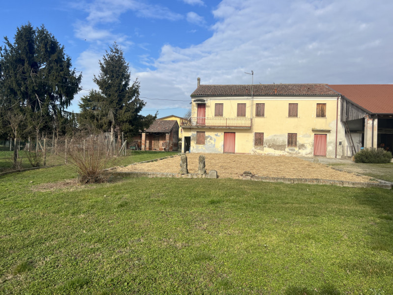 In località Sant’Andrea di Curtarolo, in un contesto rurale autentico e riservato, proponiamo in ...