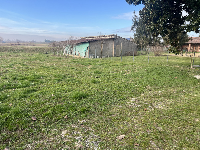 In località Sant’Andrea di Curtarolo, in un contesto rurale autentico e riservato, proponiamo in ...