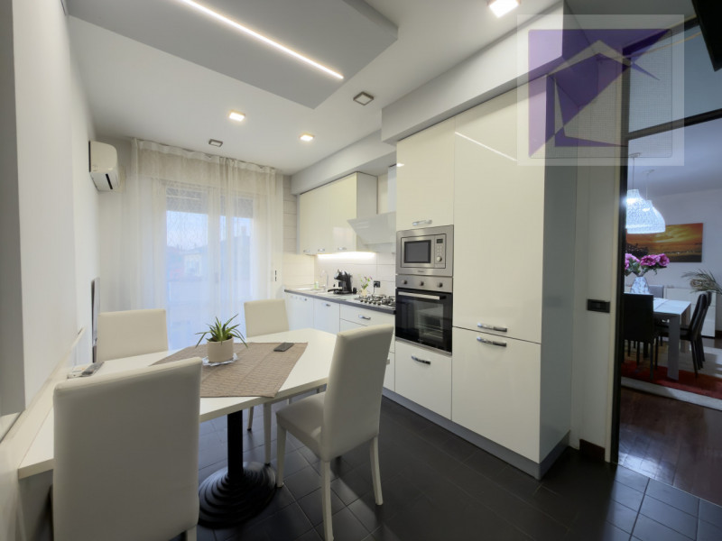 Nel cuore di Camposampiero, in pieno centro paese, proponiamo in vendita esclusivo appartamento d...