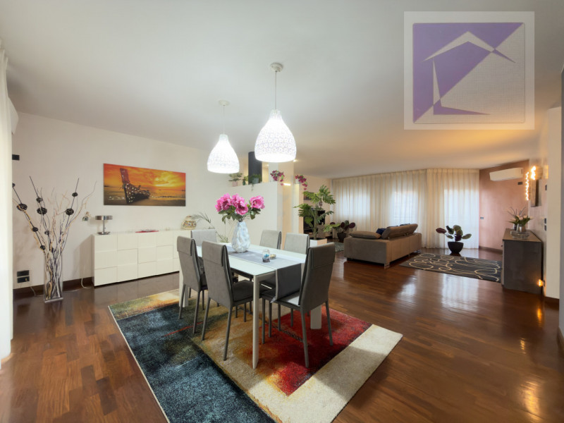 Nel cuore di Camposampiero, in pieno centro paese, proponiamo in vendita esclusivo appartamento d...