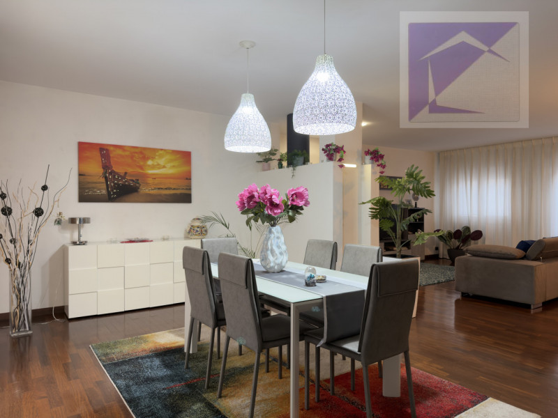 Nel cuore di Camposampiero, in pieno centro paese, proponiamo in vendita esclusivo appartamento d...