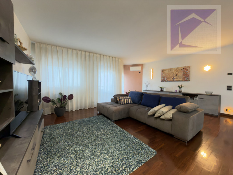 Nel cuore di Camposampiero, in pieno centro paese, proponiamo in vendita esclusivo appartamento d...