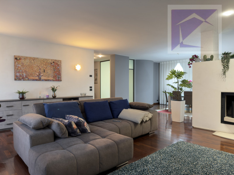 Nel cuore di Camposampiero, in pieno centro paese, proponiamo in vendita esclusivo appartamento d...