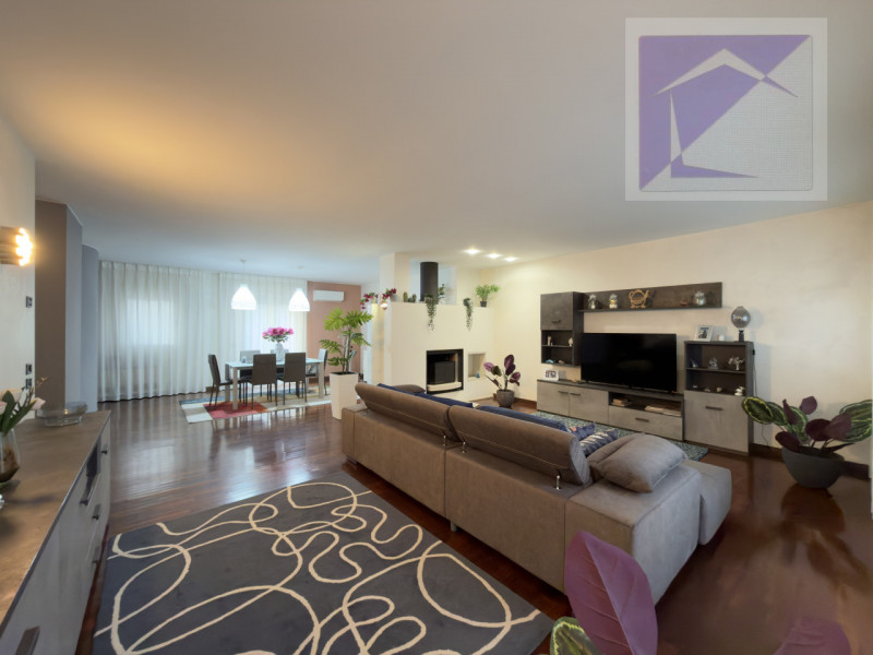 Nel cuore di Camposampiero, in pieno centro paese, proponiamo in vendita esclusivo appartamento d...