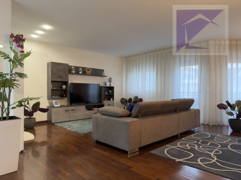 Nel cuore di Camposampiero, in pieno centro paese, proponiamo in vendita esclusivo appartamento d...