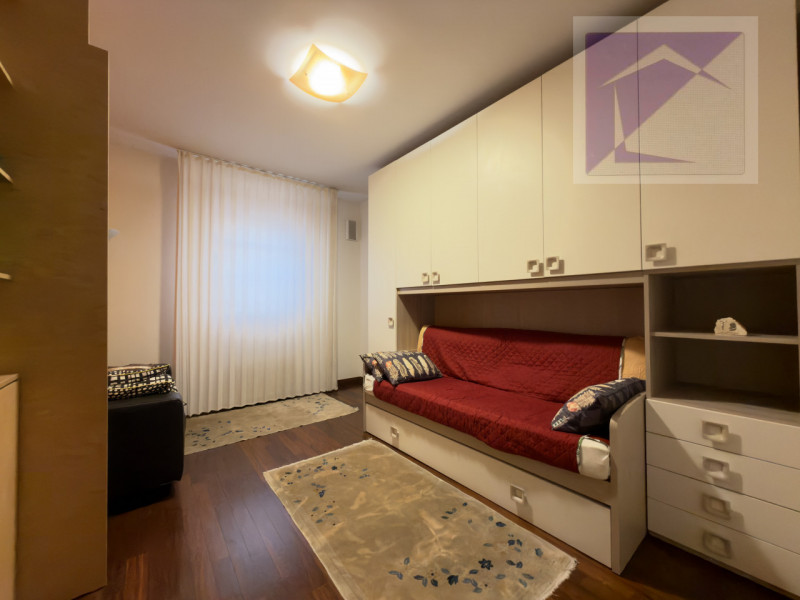 Nel cuore di Camposampiero, in pieno centro paese, proponiamo in vendita esclusivo appartamento d...