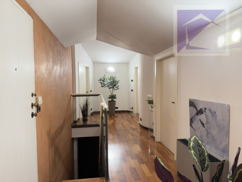 Nel cuore di Camposampiero, in pieno centro paese, proponiamo in vendita esclusivo appartamento d...