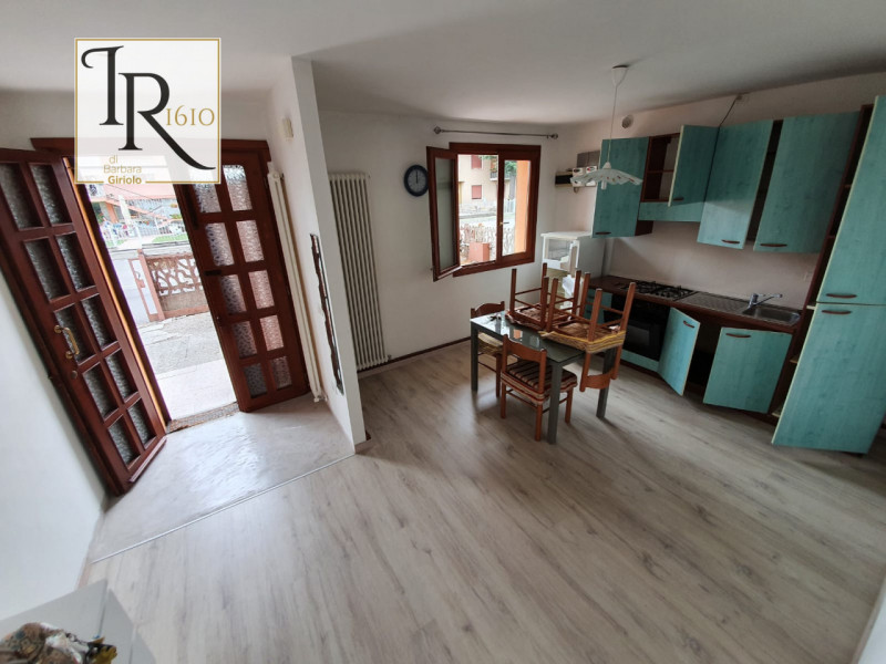 Scopri questo delizioso appartamento bilocale situato nel centro di Masi. Questo immobile è l'ide...