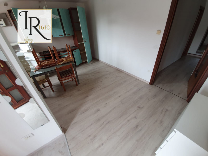 Scopri questo delizioso appartamento bilocale situato nel centro di Masi. Questo immobile è l'ide...