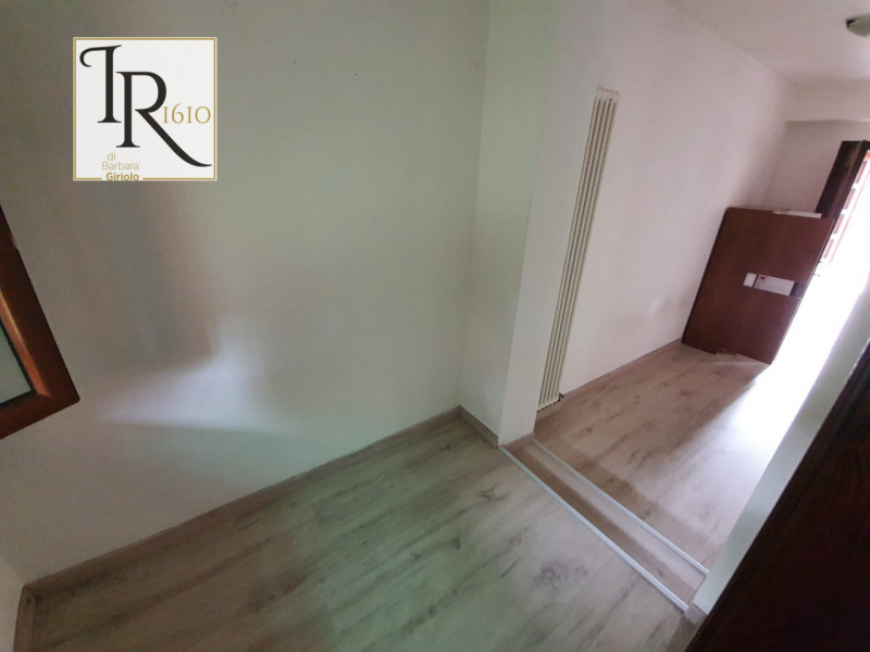 Scopri questo delizioso appartamento bilocale situato nel centro di Masi. Questo immobile è l'ide...