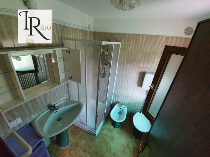 Scopri questo delizioso appartamento bilocale situato nel centro di Masi. Questo immobile è l'ide...