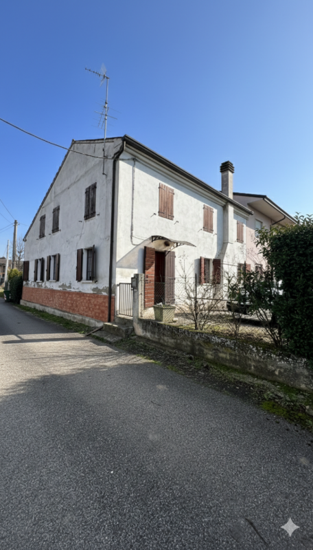 In posizione riservata, seppur comoda alle principali arterie di collegamento, proponiamo questa ...