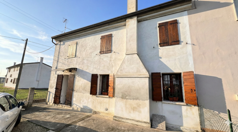 In posizione riservata, seppur comoda alle principali arterie di collegamento, proponiamo questa ...