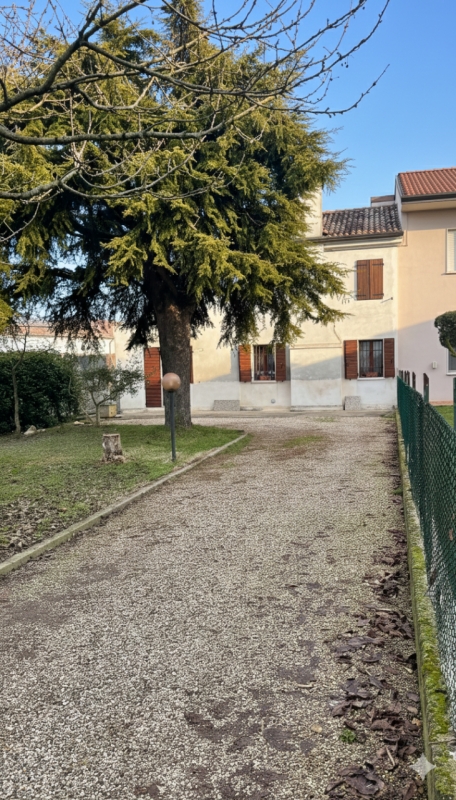 In posizione riservata, seppur comoda alle principali arterie di collegamento, proponiamo questa ...