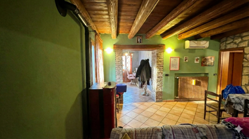 In posizione riservata, seppur comoda alle principali arterie di collegamento, proponiamo questa ...