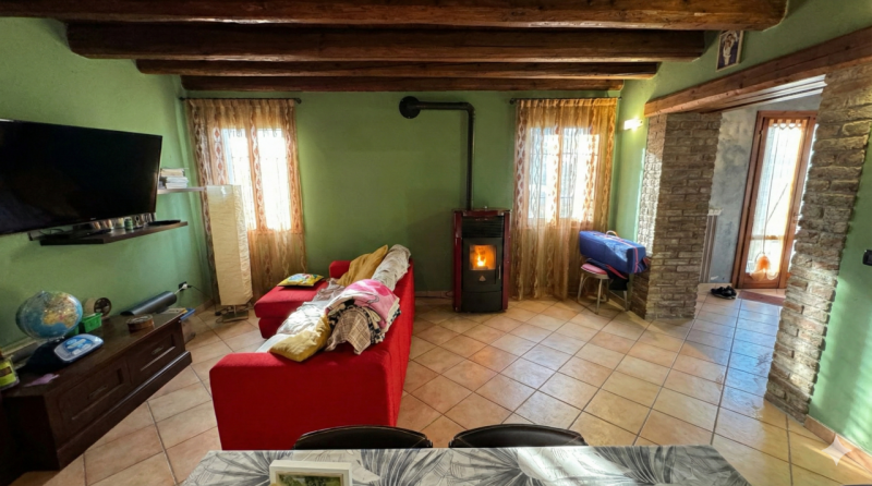 In posizione riservata, seppur comoda alle principali arterie di collegamento, proponiamo questa ...