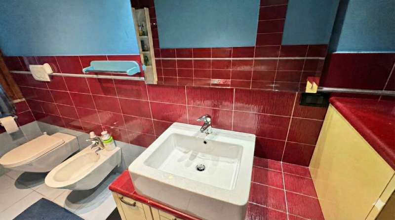 In posizione riservata, seppur comoda alle principali arterie di collegamento, proponiamo questa ...