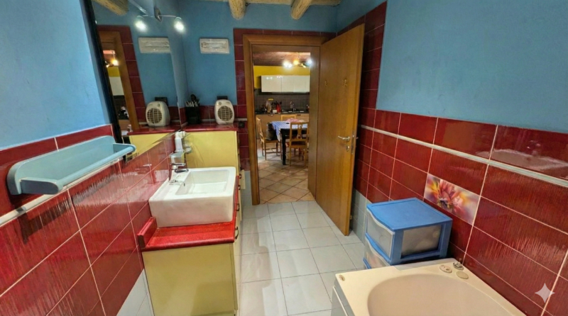 In posizione riservata, seppur comoda alle principali arterie di collegamento, proponiamo questa ...