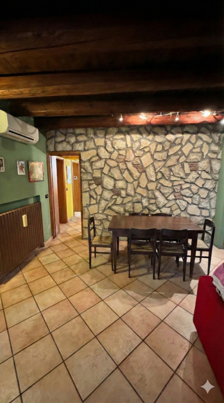 In posizione riservata, seppur comoda alle principali arterie di collegamento, proponiamo questa ...