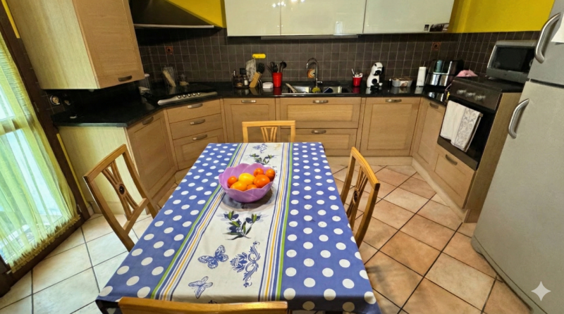 In posizione riservata, seppur comoda alle principali arterie di collegamento, proponiamo questa ...