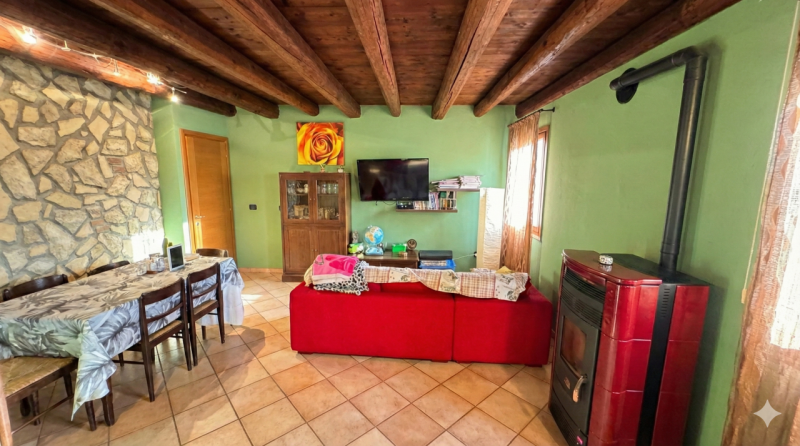 In posizione riservata, seppur comoda alle principali arterie di collegamento, proponiamo questa ...