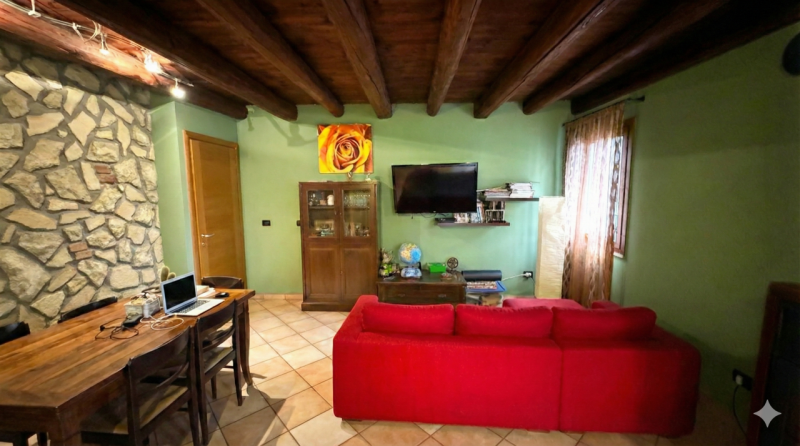 In posizione riservata, seppur comoda alle principali arterie di collegamento, proponiamo questa ...